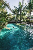 2 piscinas externas, espreguiçadeiras