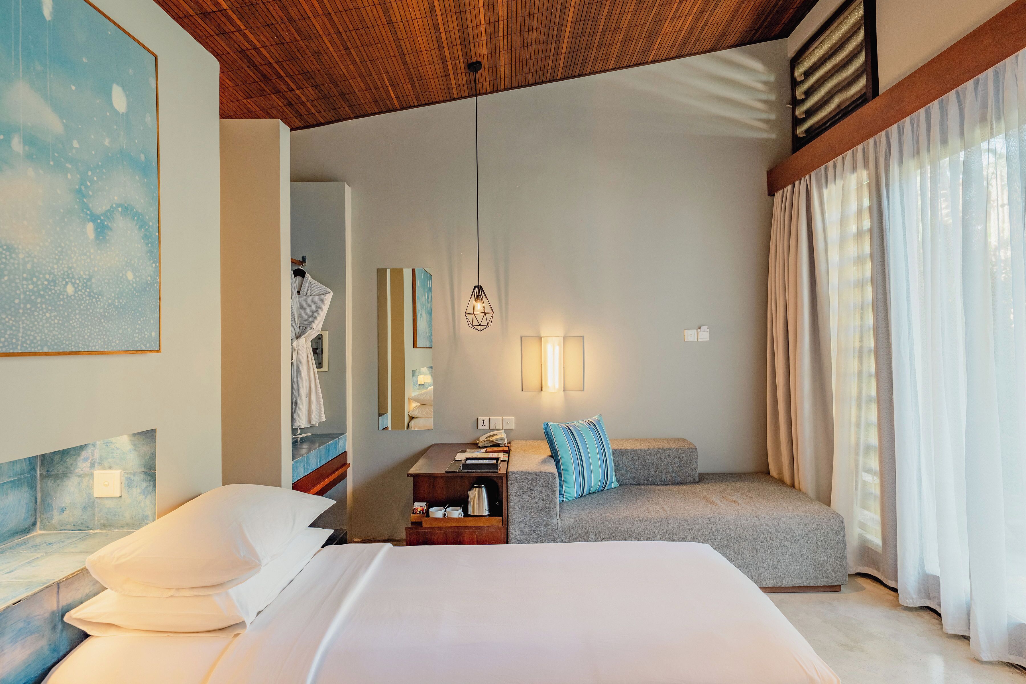 Resort Room | Minibaari, tallelokero huoneessa, työpöytä