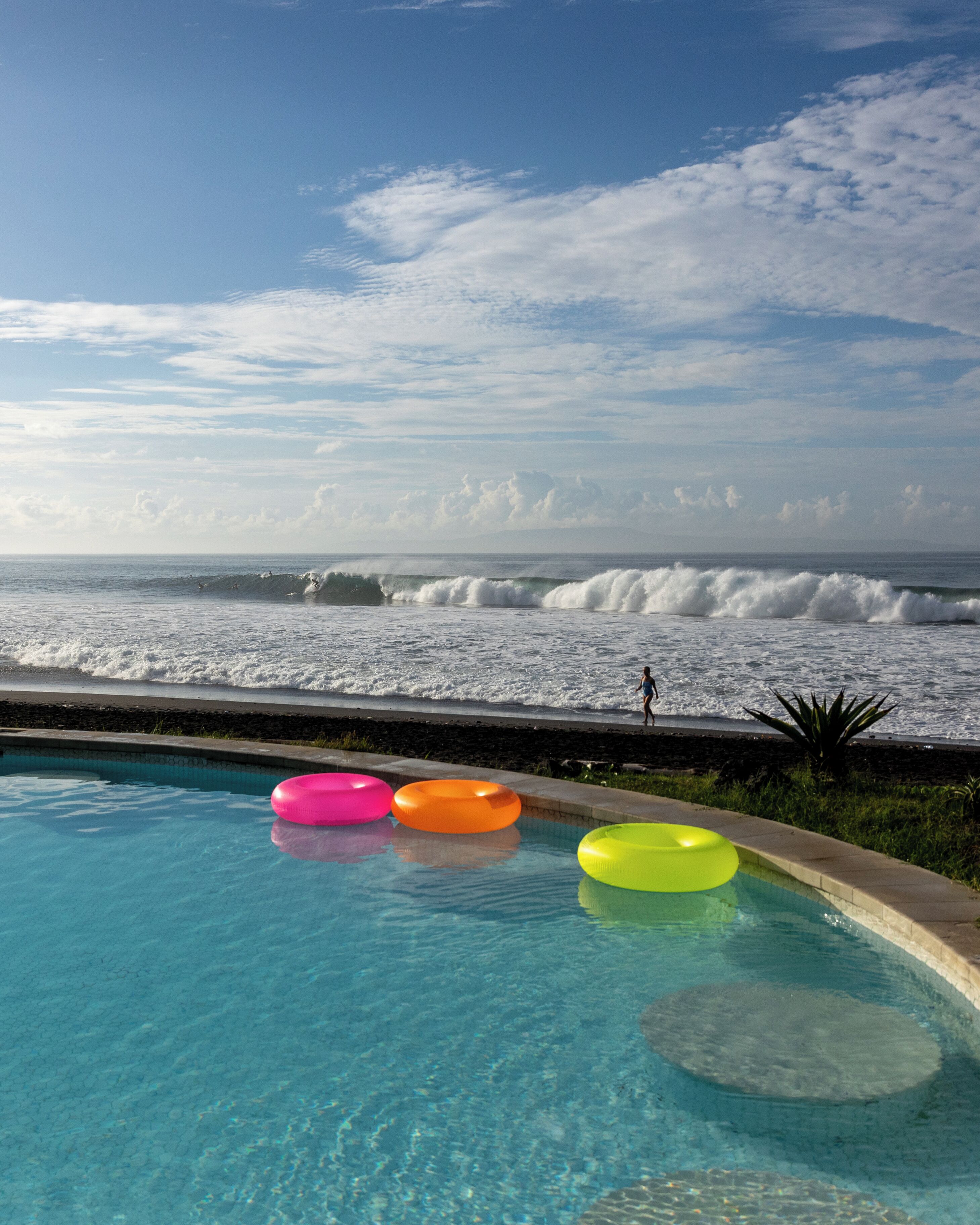 2 outdoor pools, pool loungers