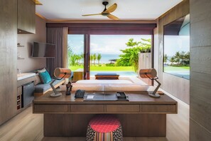 Svit (Beachfront) | Minibar, värdeförvaringsskåp på rummet och skrivbord
