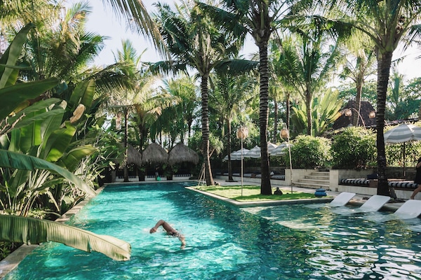 2 ulkouima-allasta, aurinkotuoleja