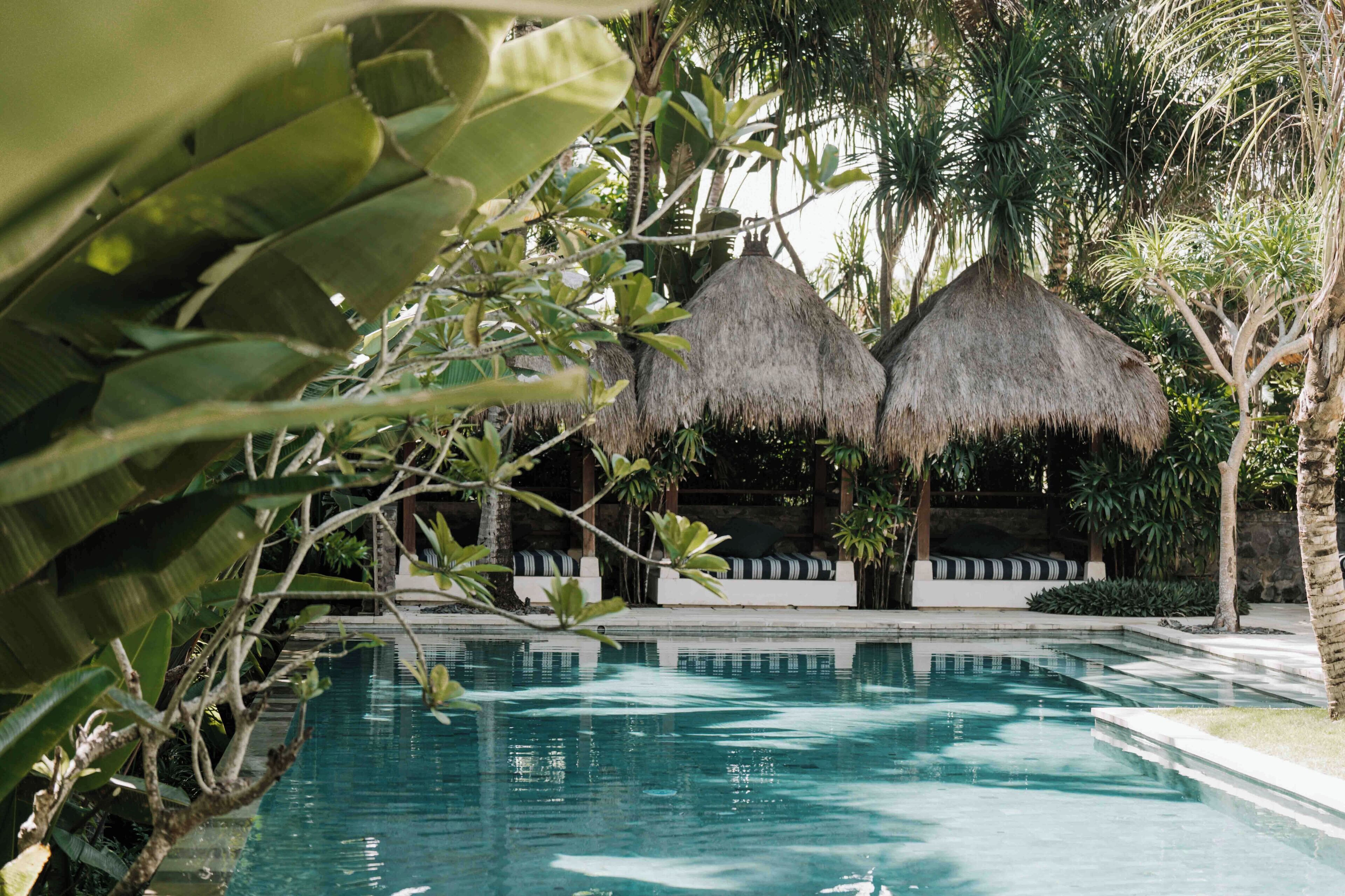 2 outdoor pools, pool loungers