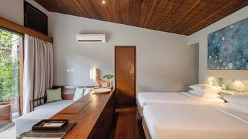Een hotelkamer met een houten plafond, een bed, een bureau met een menukaart en een schilderij aan de muur.