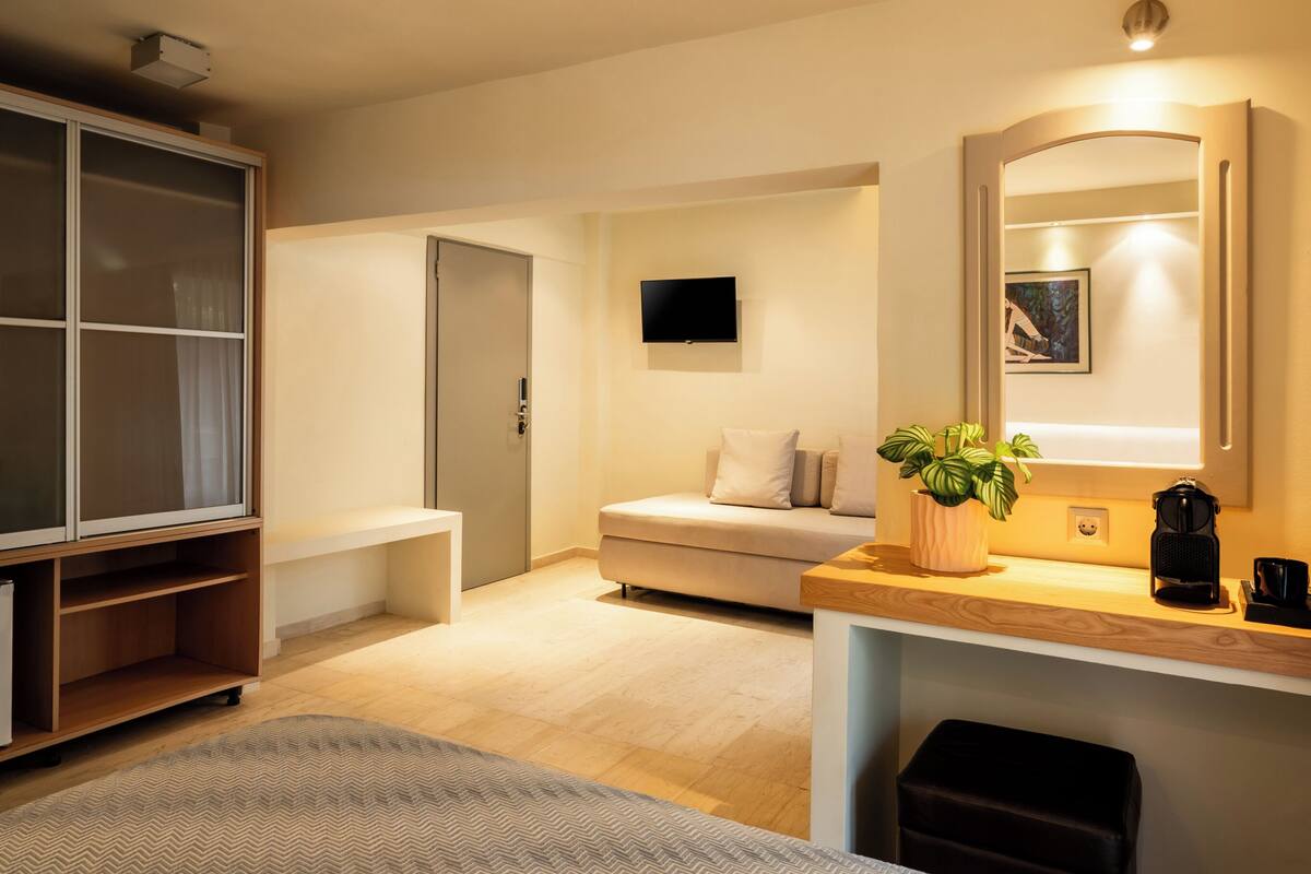 Family Room Inland | Iron/ironing board (on request), cribs (free), WiFi (free)