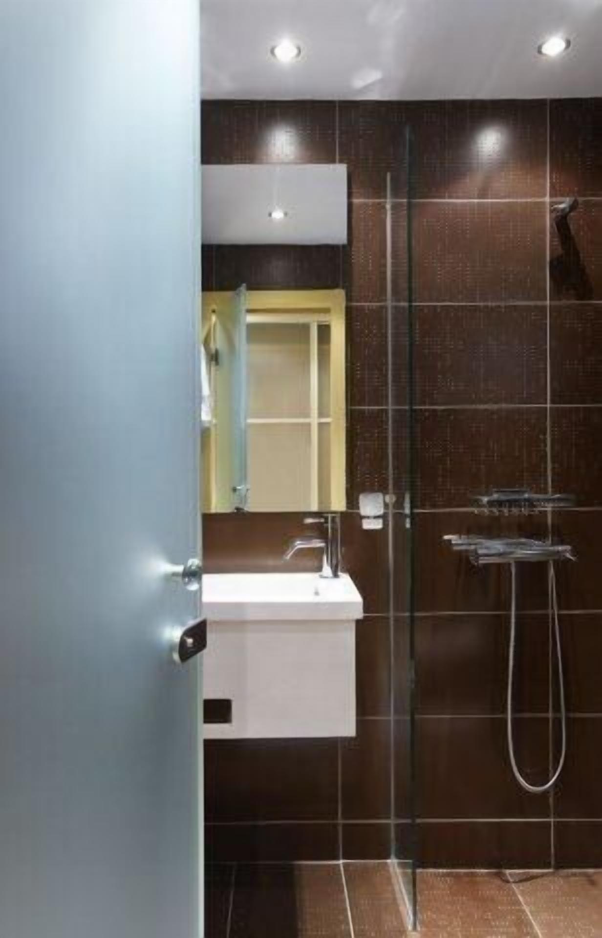 standard room | bathroom | shower, free toiletries, hair dryer, towels