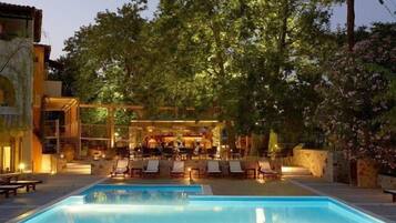 Piscine extérieure, parasols de plage, chaises longues