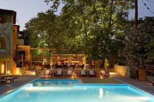Piscina externa, guarda-sóis, espreguiçadeiras