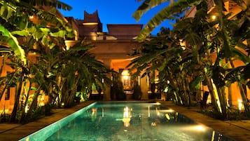 3 albercas al aire libre, sombrillas en la alberca y camastros