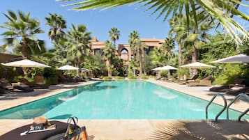 3 albercas al aire libre, sombrillas en la alberca y camastros