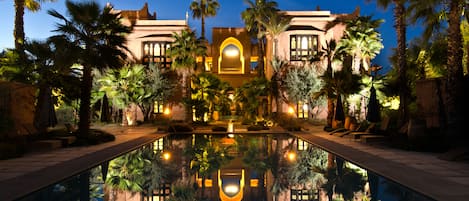 3 Außenpools, Sonnenschirme, Liegestühle