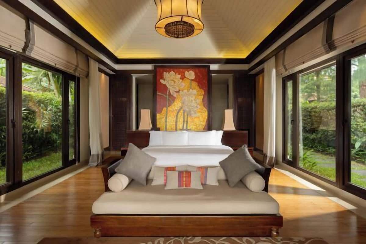 1 bedroom, Egyptian cotton sheets, premium bedding, down comforters
