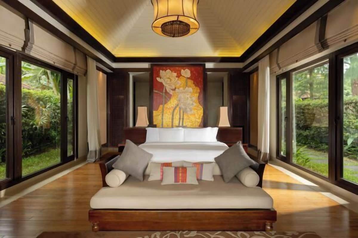 1 bedroom, Egyptian cotton sheets, premium bedding, down comforters