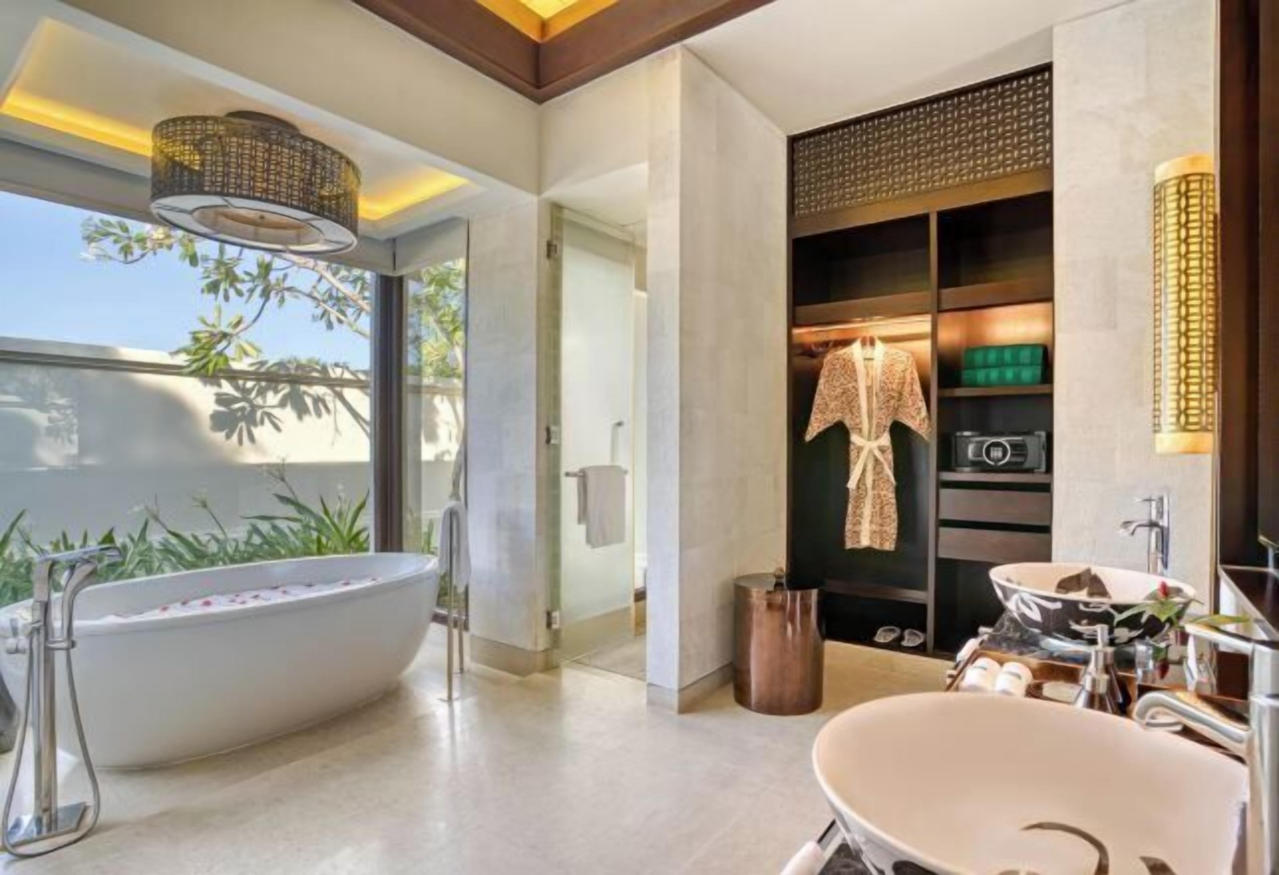 Salle de bain | Baignoire et douche séparées, baignoire relaxante profonde