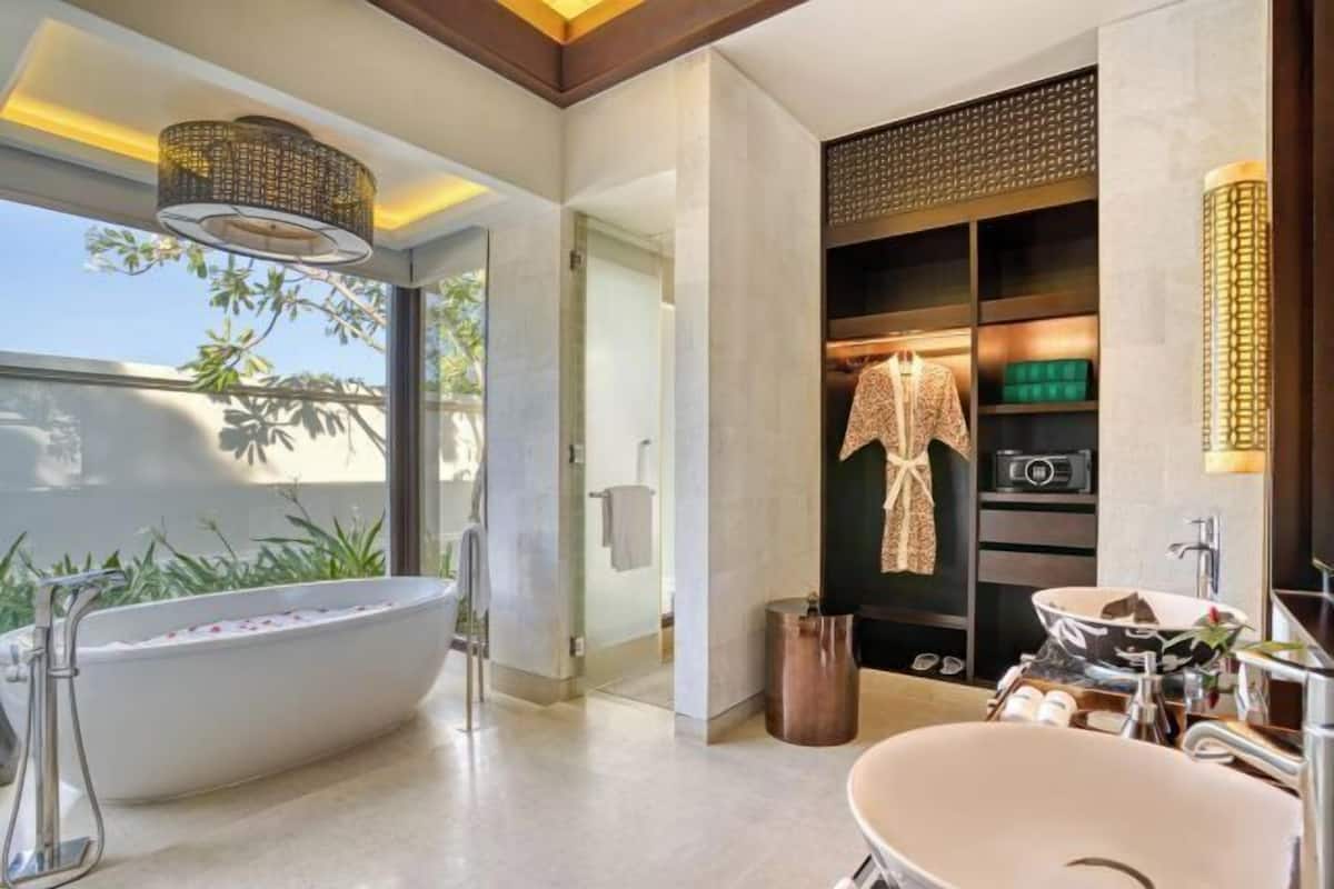 Salle de bain | Baignoire et douche séparées, baignoire relaxante profonde