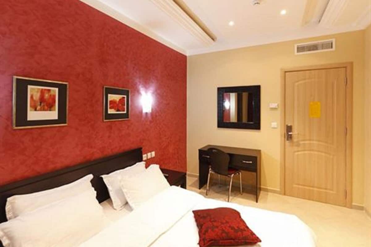 Deluxe Single Room | Minibar, in-room safe, desk, iron/ironing board