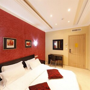 Deluxe Single Room | Minibar, in-room safe, desk, iron/ironing board