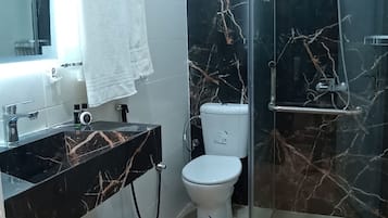 Bathtub, free toiletries, hair dryer, bidet