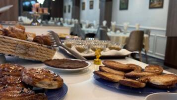 Free daily cooked-to-order breakfast