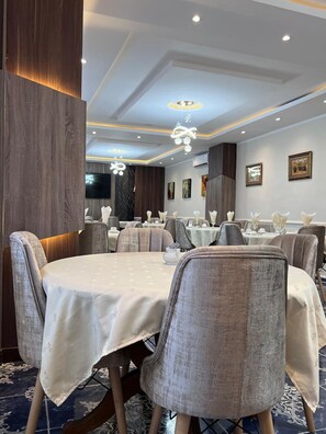 Breakfast, lunch and dinner served - Hotel Medina (Oran)