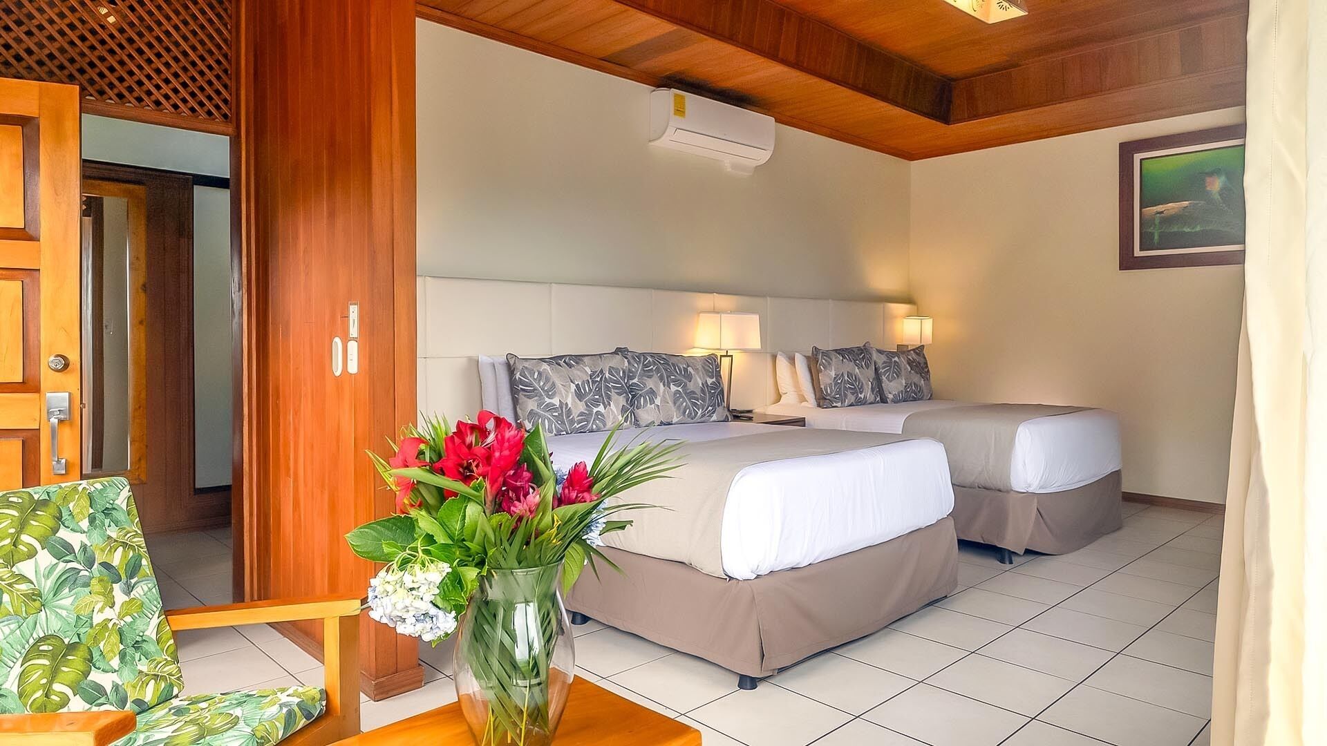 Mountain View Queen | In-room safe, desk, free WiFi, bed sheets