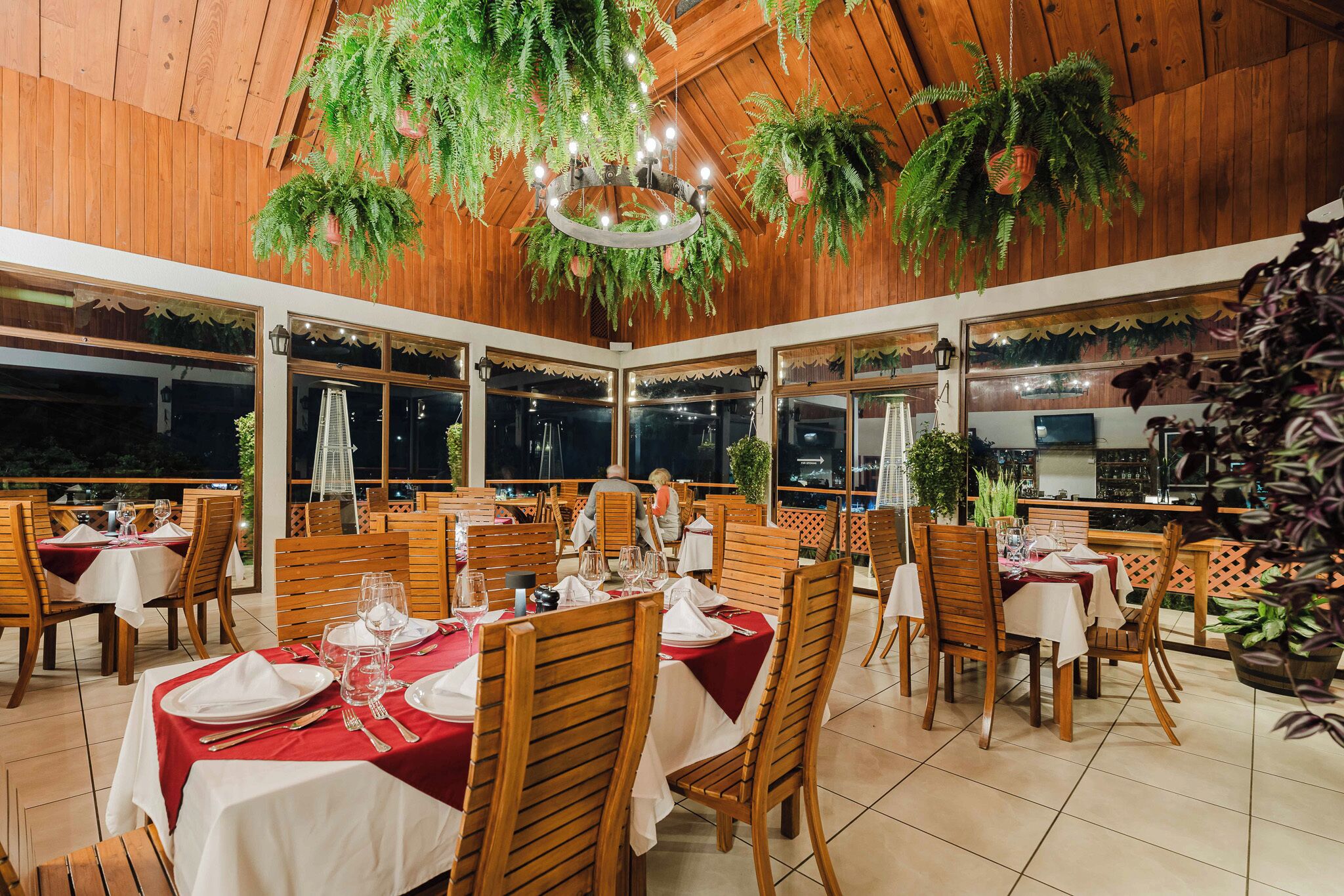 breakfast, dinner served; international cuisine, sea views