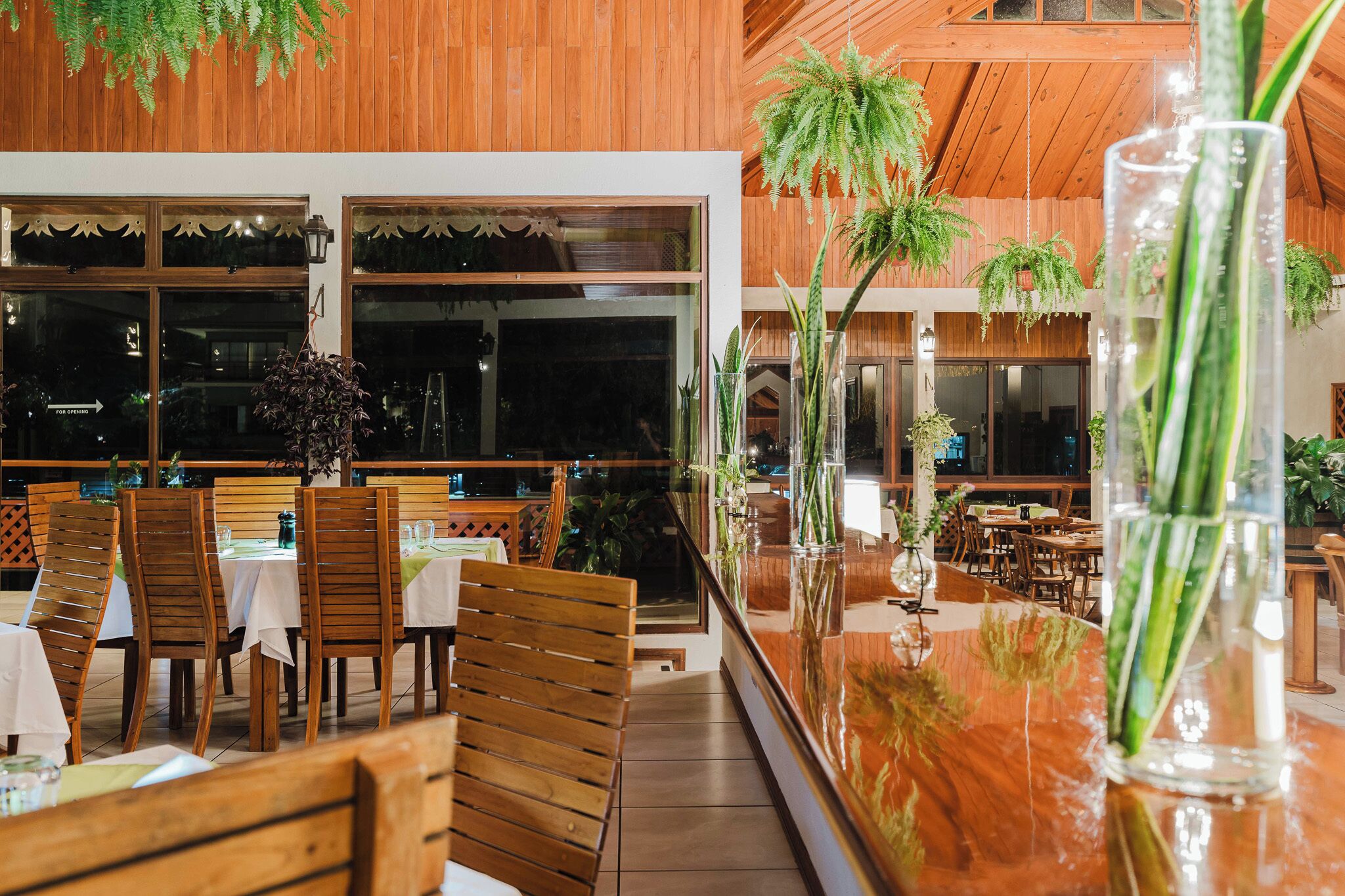 Breakfast, dinner served; international cuisine, sea views 