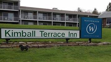 Schild für das Kimball Terrace Inn mit dem Watermark-Logo.