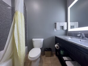 Habitación estándar, 1 cama King size, para no fumadores | Baño | Tina con regadera, amenidades de baño gratuitas, secadora de cabello 