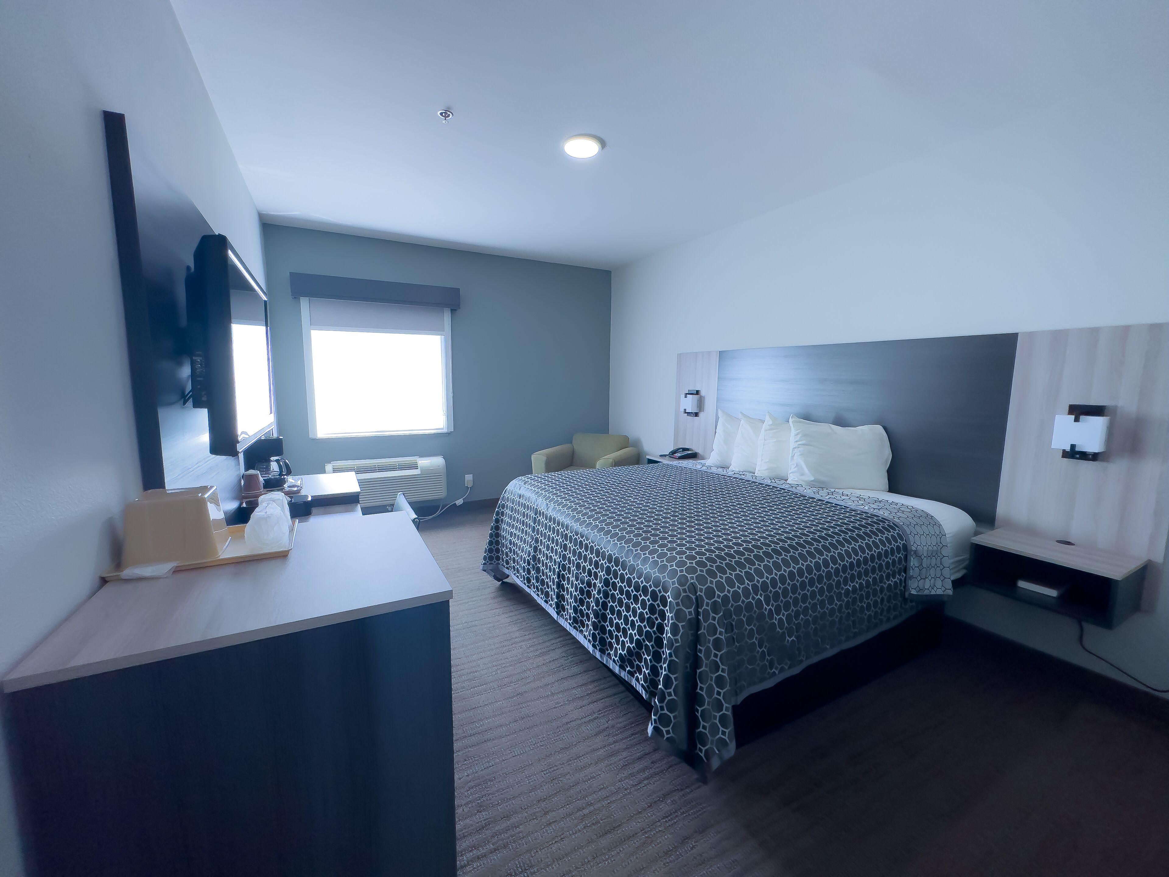 standard room, 1 king bed, non smoking | soundproofing, iron/ironing board, free wifi, bed sheets