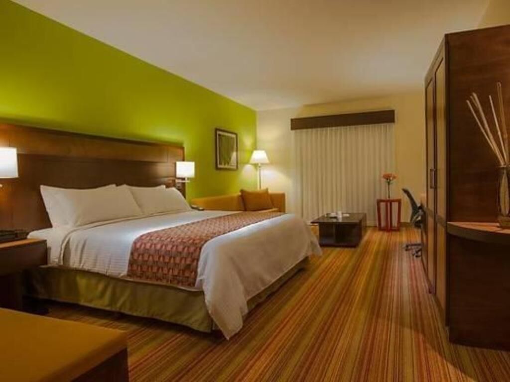 1 habitación, caja de seguridad en la habitación y escritorio 