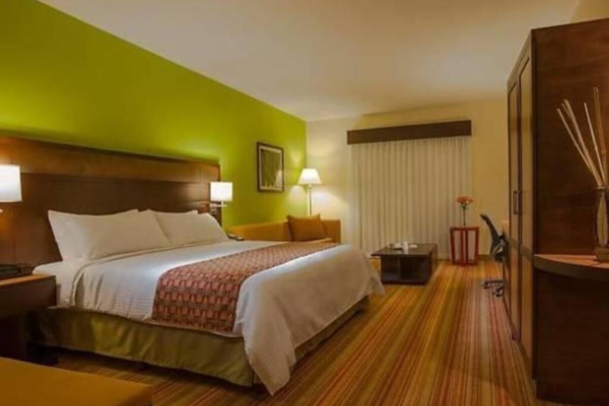 1 habitación, caja de seguridad en la habitación y escritorio