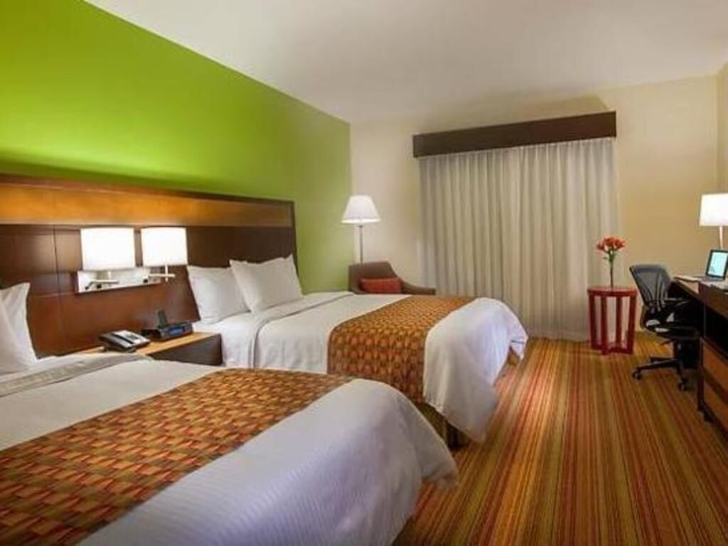 1 habitación, caja de seguridad en la habitación y escritorio 