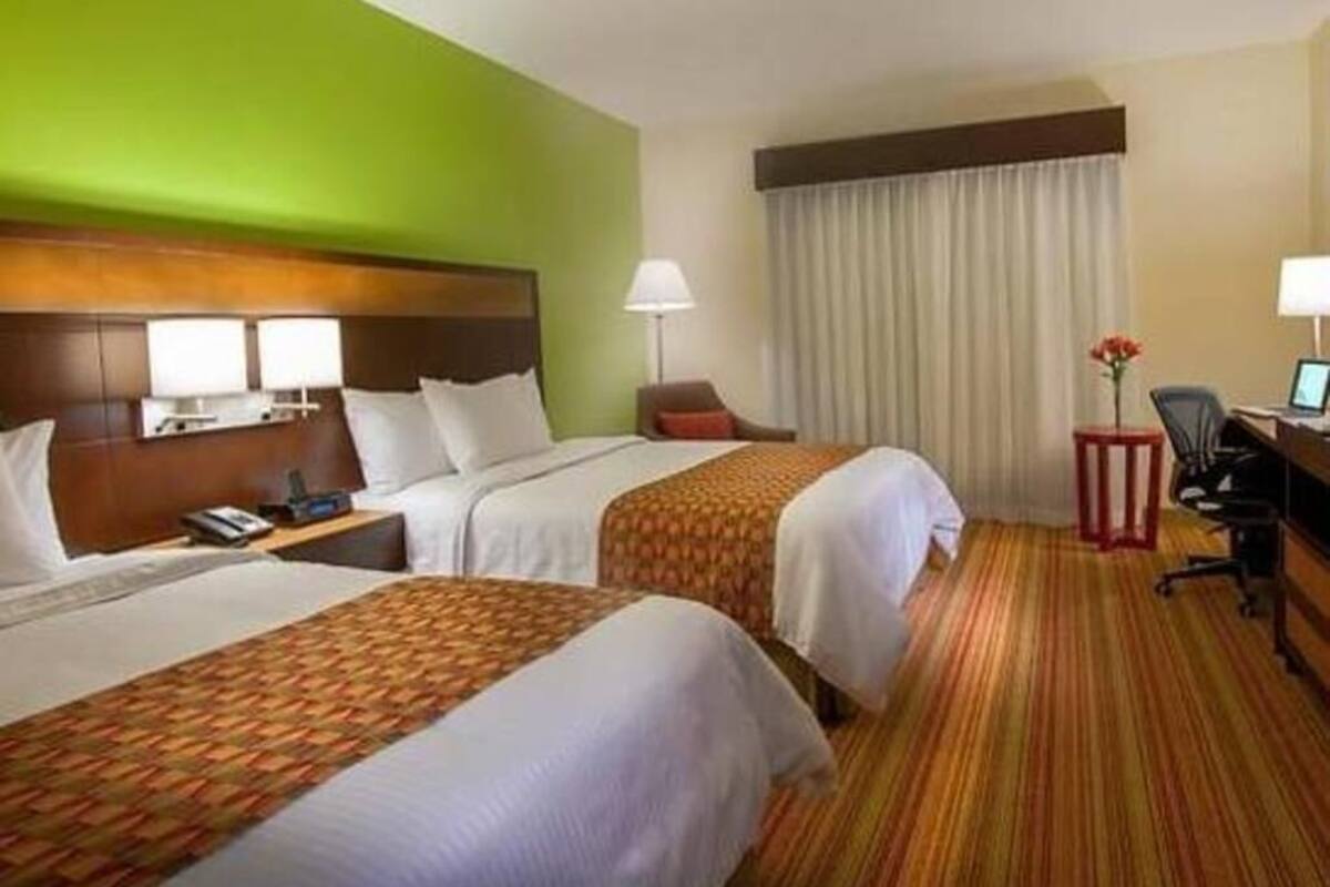 1 habitación, caja de seguridad en la habitación y escritorio