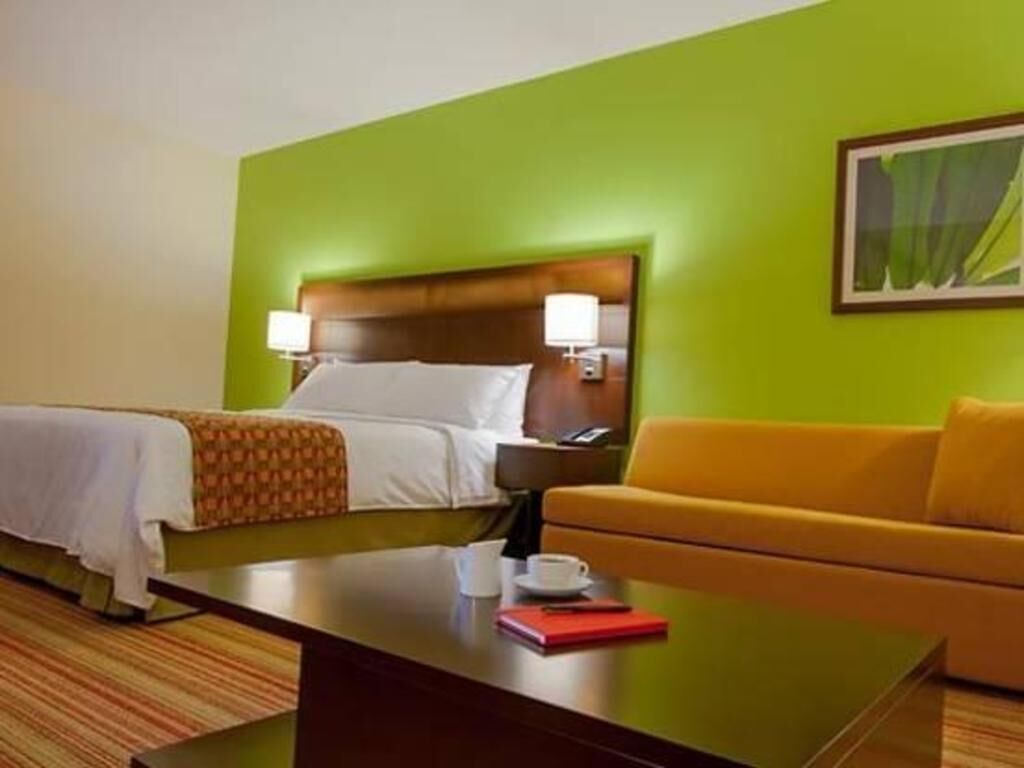 1 habitación, caja de seguridad en la habitación y escritorio 