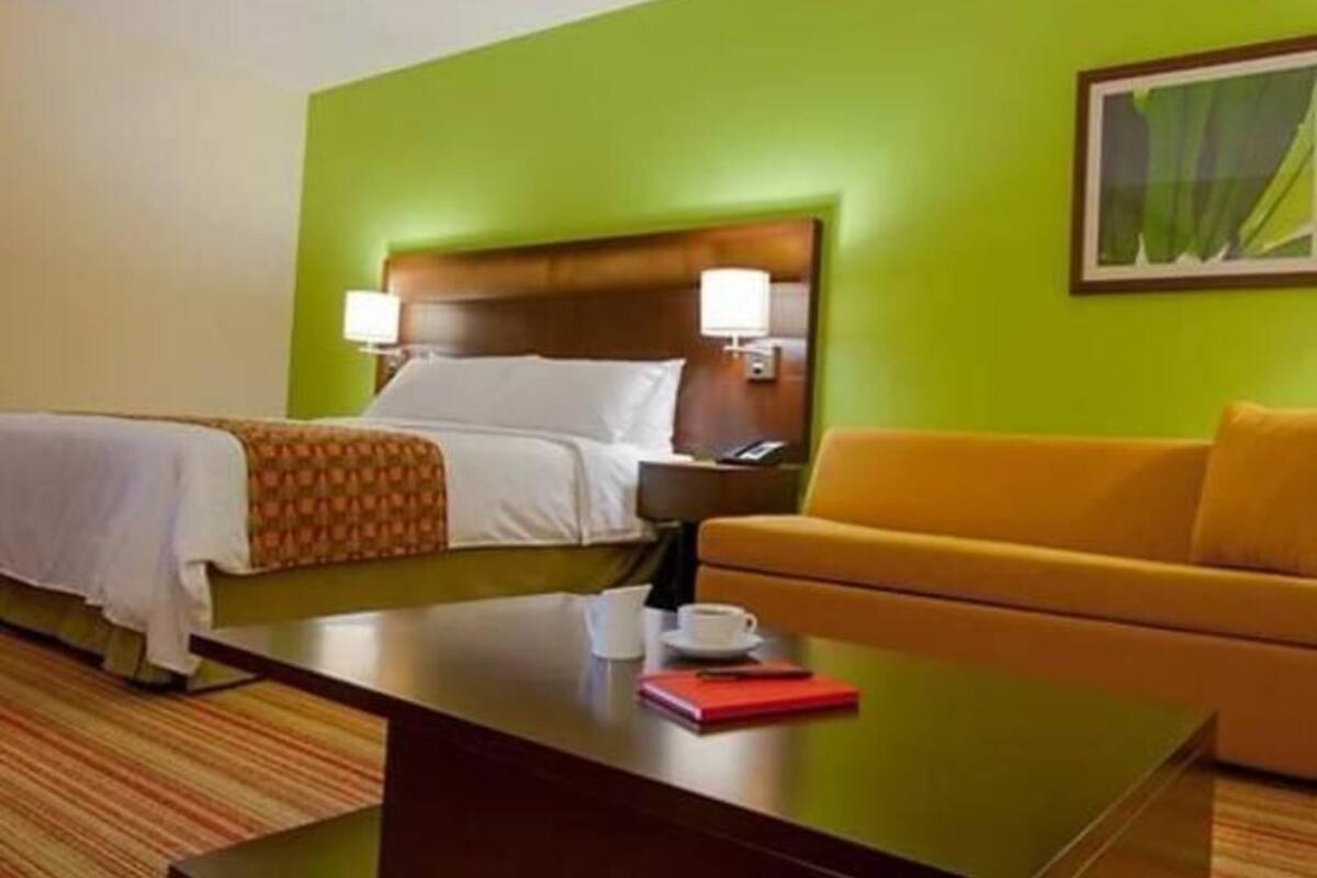 1 habitación, caja de seguridad en la habitación y escritorio