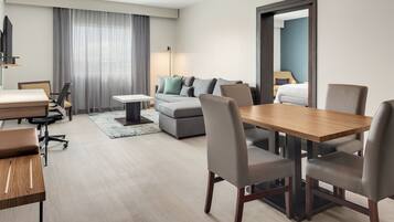 Suite, 1 soverom | 1 soverom, safe på rommet, skrivebord og lydisolert