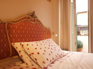 Down comforters, minibar, in-room safe, individually decorated - Le Stanze di Torcicoda (Ferrara)