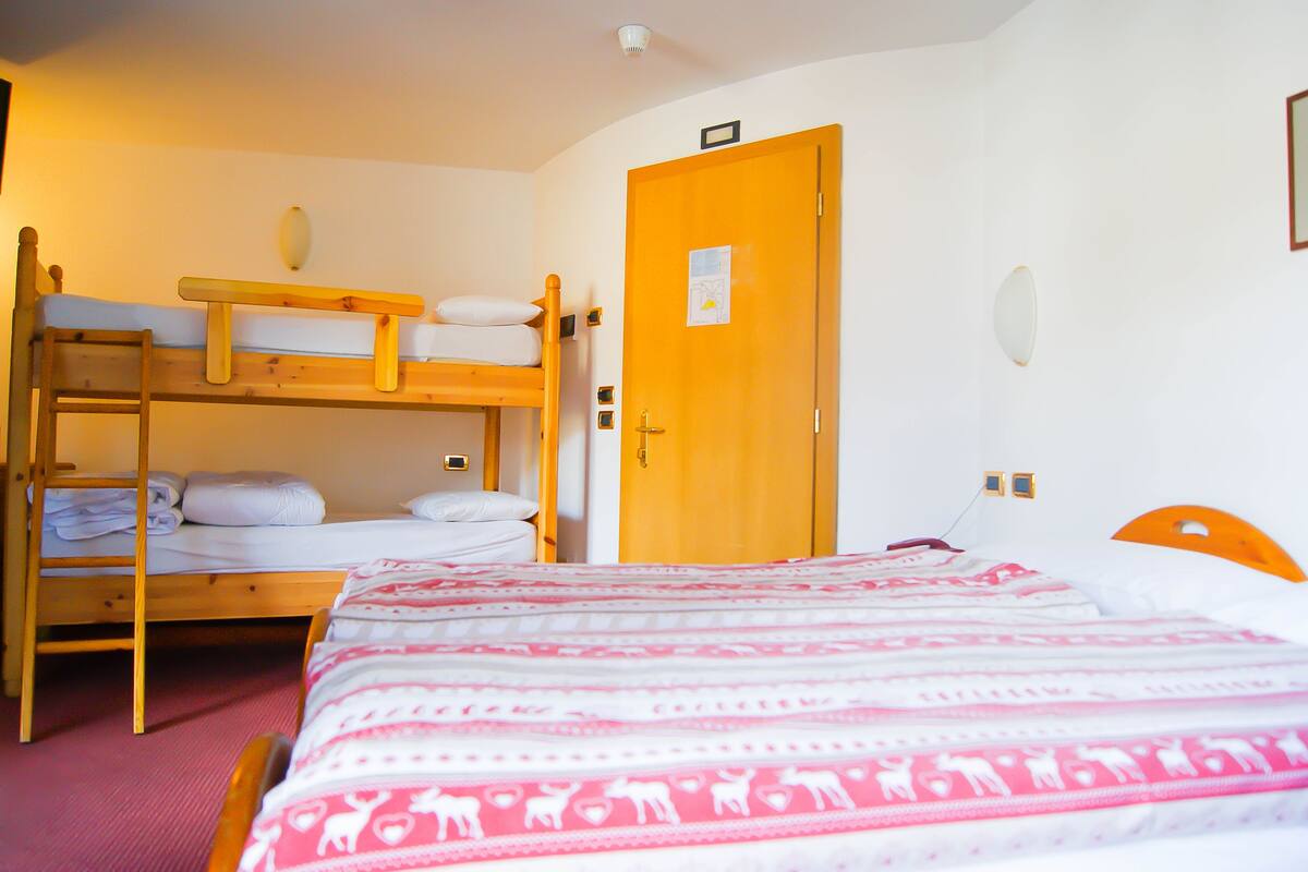 Quadruple Room | Cribs (free), WiFi (free)