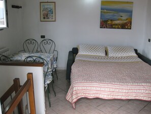 Frette Italian sheets, premium bedding, pillow-top beds, free WiFi - Camere La Torre (Vernazza)