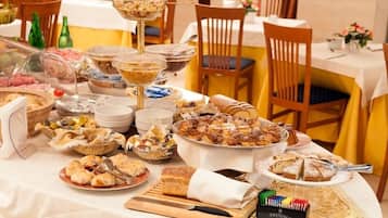 TĂ€gliches inbegriffenes FrĂŒhstĂŒcksbuffet