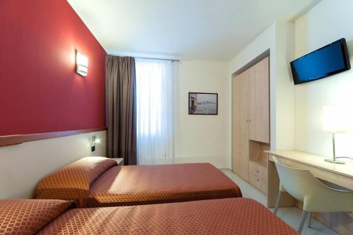 Egyptian cotton sheets, premium bedding, in-room safe, desk
