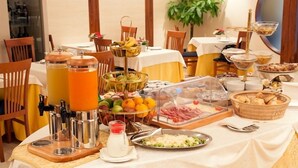 Un bufé de desayuno con diversas opciones de comida y bebidas.