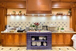 Petit déjeuner buffet servi tous les jours en supplément