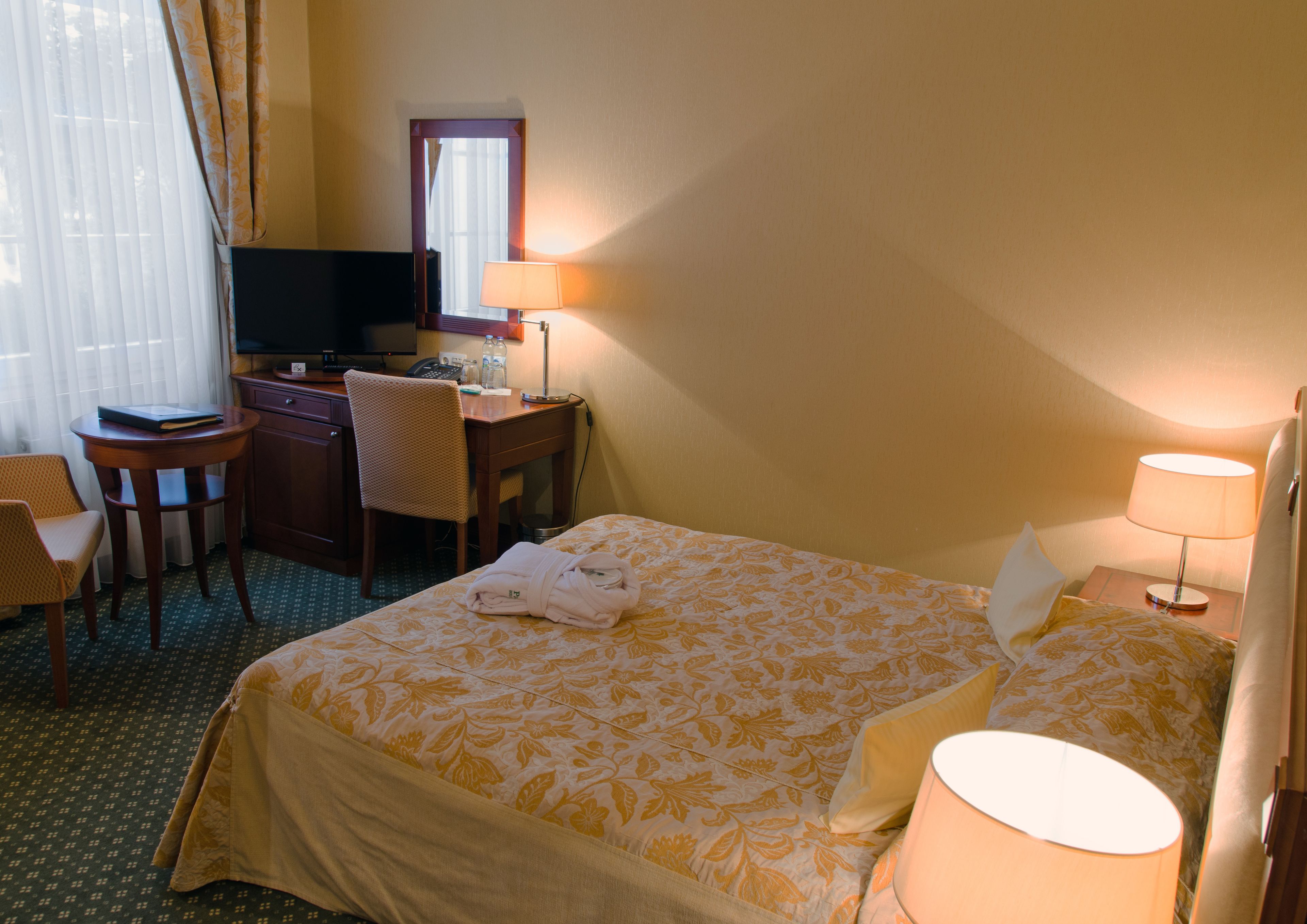 single room | premium bedding, select comfort beds, minibar, in-room safe