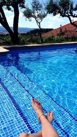 Una piscina al aire libre de temporada