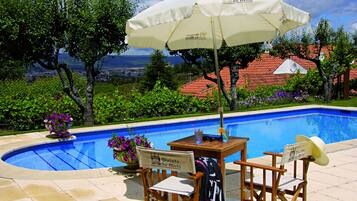 Una piscina al aire libre de temporada
