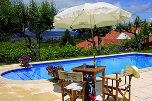 สระว่ายน้ำกลางแจ้งเปิดตามฤดูกาล