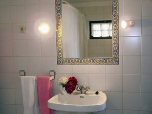 Classic Apartment | Bathroom