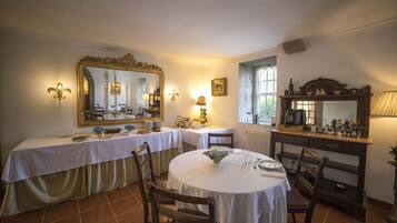 Free daily self-serve breakfast