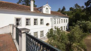Vista frontal de la propiedad